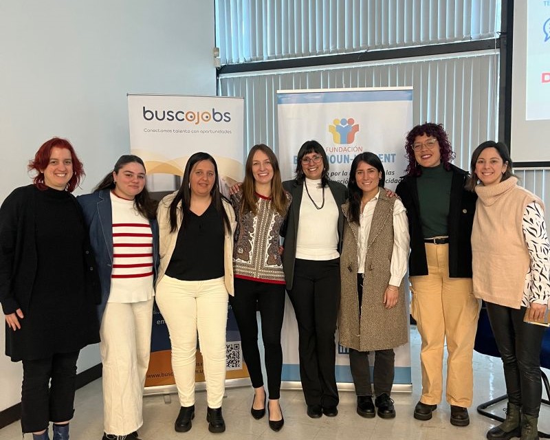 Referentes de Buscojobs, Mides, Fundación Bensadoun Laurent y Divino sonríen a cámara en un salón de conferencia. De fondo, banners de Buscojobs y Fundación Bensadoun Laurent.